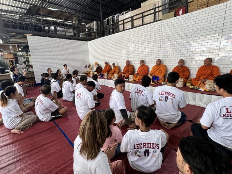 คณะผู้บริหารและพนักงาน ร่วมกันจัดพิธีทำบุญเลี้ยงพระประจำปี 2569 ณ โรงงาน ถ.ศรีนครินทร์